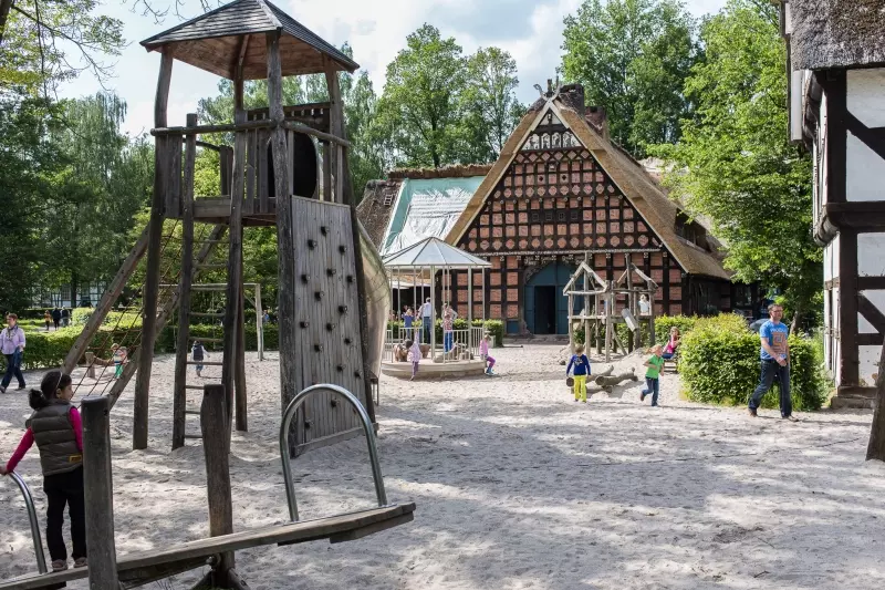 Dorfkrug mit Spielplatz im Museumsdorf Cloppenburg