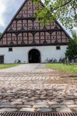 Kopfsteinpflaster vor dem Eingang zum Museumsdorf Cloppenburg