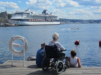 Rollifahrer im Hafen von Oslo